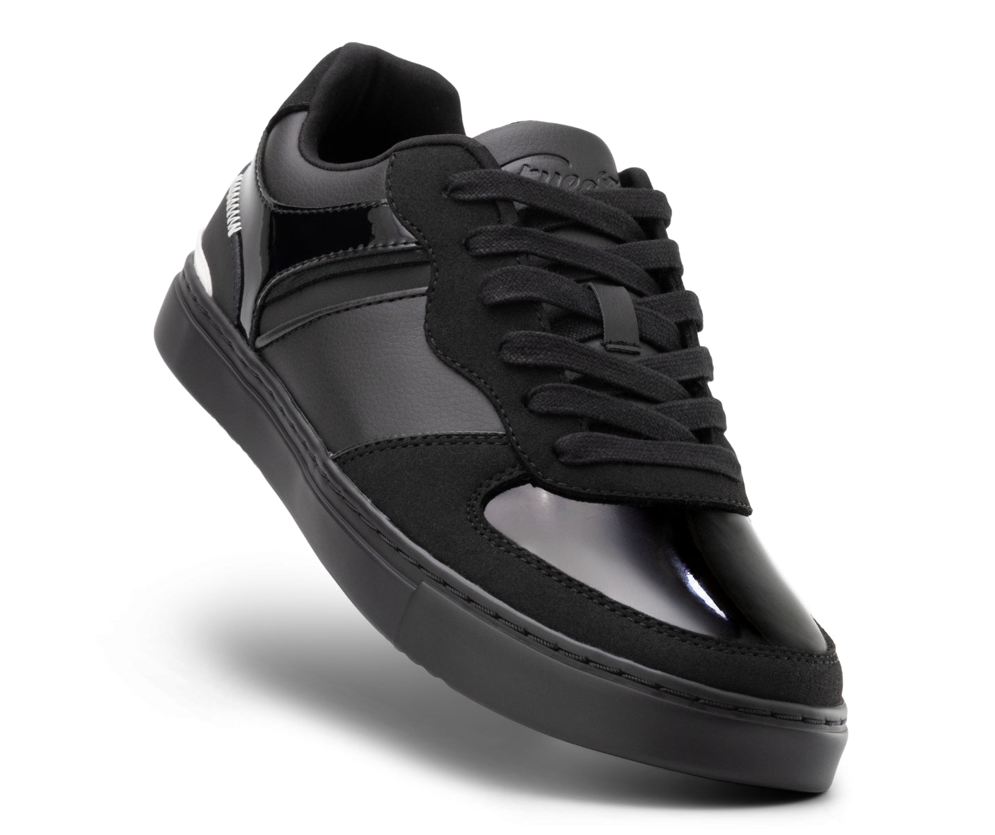 Fuego Low-Top Dance Sneakers x Derek Hough: Schwarze vegane Sneakers mit glänzendem, mattem Finish und dicker Sohle.